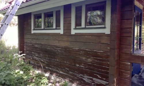 Hirsimökin Pinotex-käsitelty seinä ennen soodapuhallusta