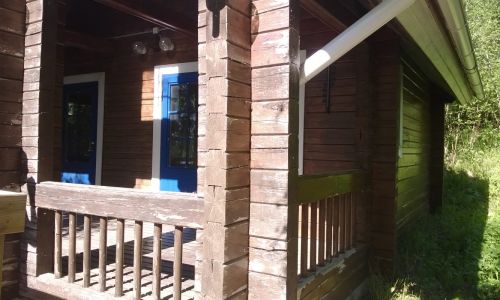 Pinotex-käsitelty hirsimökki ennen soodapuhallusta Pinotex-käsitelty hirsimökki ennen soodapuhallusta
